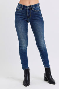 Judy Blue Mid Rise Thermal Skinny Jeans. Featuring Judy Blue stretch denim with a brushed thermal interior for an extra layer of warmth. Designed with a mid rise, dark wash, stitching on the back pockets, and no distressing.