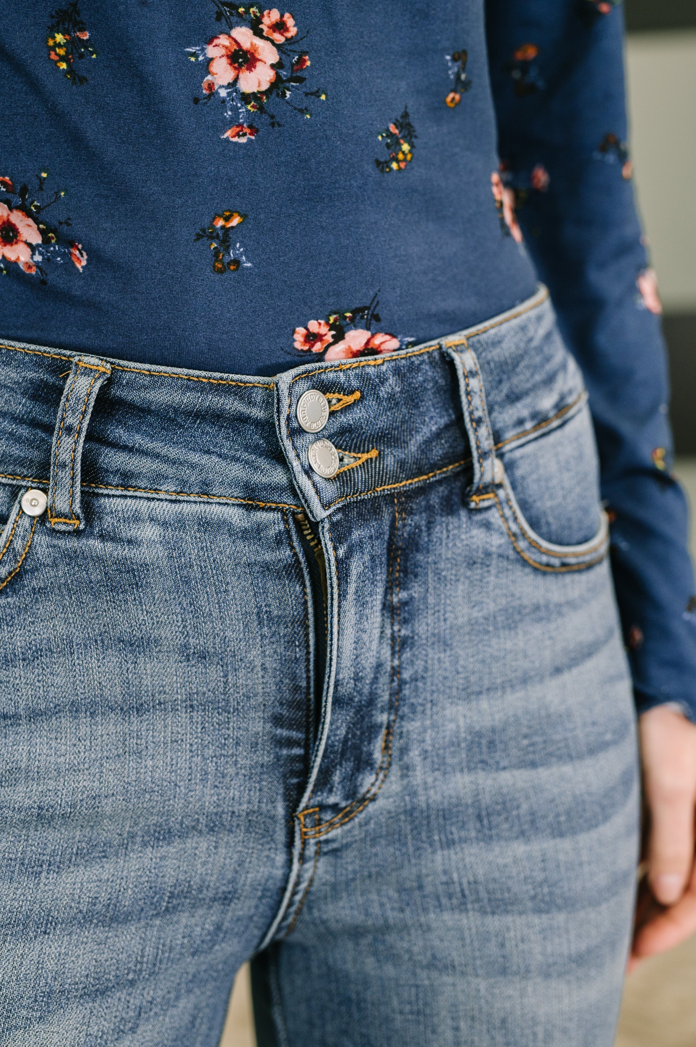 Judy Blue High Rise Tummy Control Double Button Flare Jeans 881018