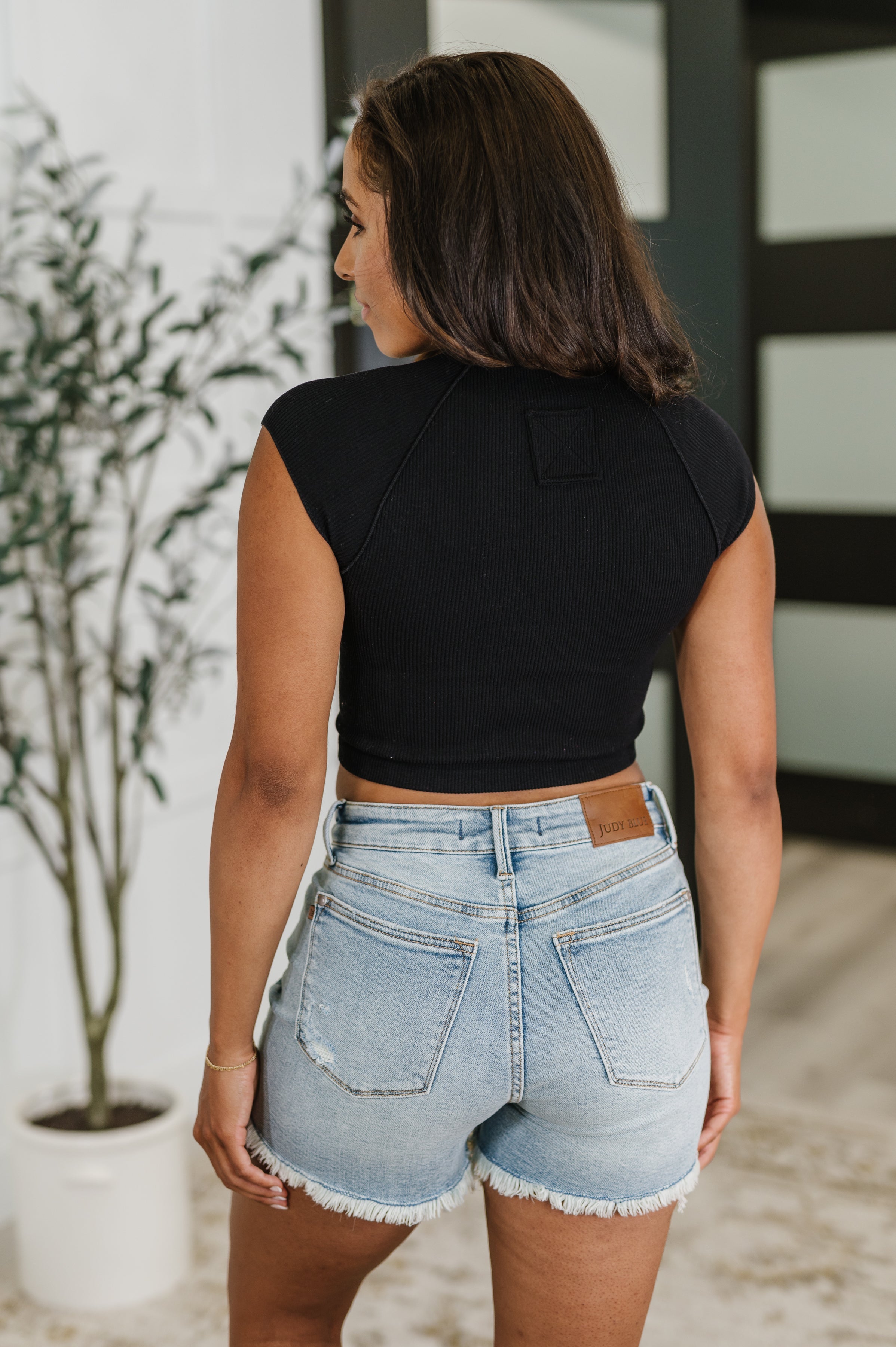 Zenana Ribbed Short Sleeve Seamless Crop Top in Black