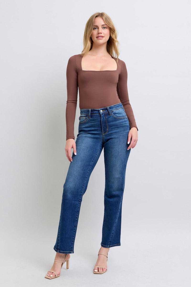 Judy Blue Mid Rise Twisted Seam Straight Jeans 
Designed with a mid rise, medium wash, and unique seam detail.