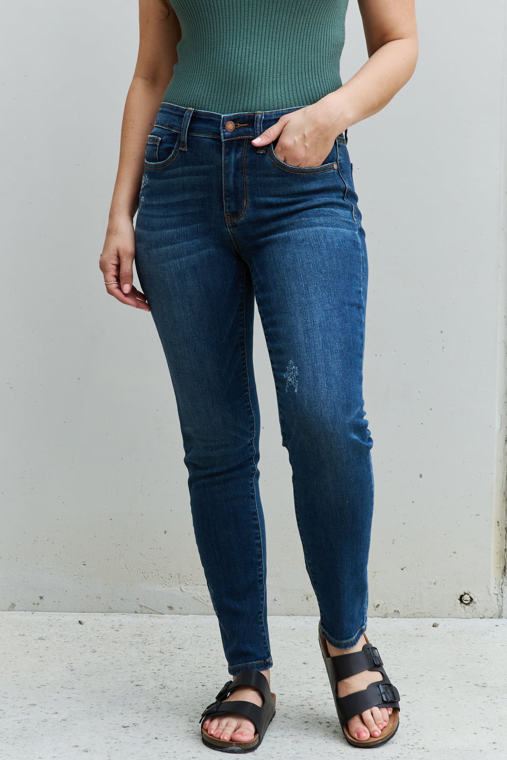 Judy Blue Mid Rise Cropped Relaxed Fit Jeans